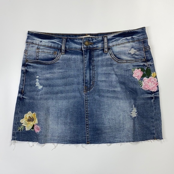 Angel Kiss Floral Patch Raw Hem Mini Skirt Size Large - Picture 1 of 6